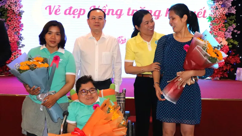 Vẻ đẹp “vầng trăng khuyết”