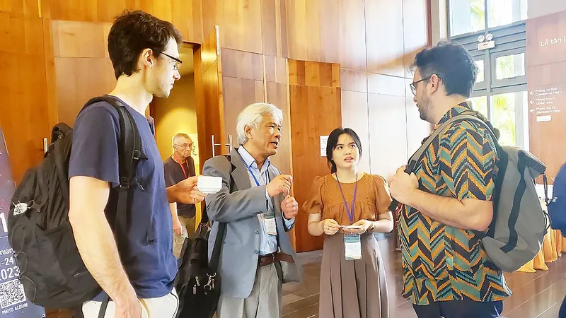 GS Nguyễn Minh Thọ (thứ hai từ trái sang) trao đổi với các học viên tham dự Hội nghị Quốc tế Hóa học lý thuyết và tính toán ở TP Quy Nhơn, tỉnh Bình Định tháng 2-2022