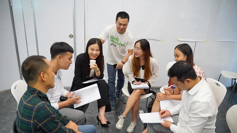 Khi làm việc cùng nhau, cần sự chia sẻ và đồng hành để phát triển đội ngũ. Ảnh: TOONG