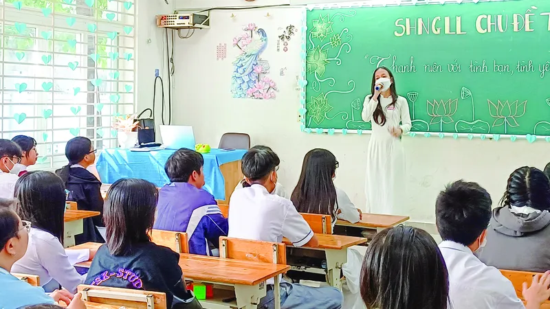 Cô trò lớp 11 Trường THPT Võ Văn Kiệt (quận 8, TPHCM) trong một giờ trên lớp. Ảnh: THU TÂM