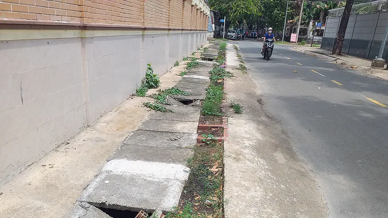 Vỉa hè bị trồi sụt, nham nhở 