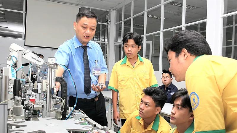 Giờ học tự động hóa của thầy và trò Trường Cao đẳng Kinh tế - Kỹ thuật TPHCM