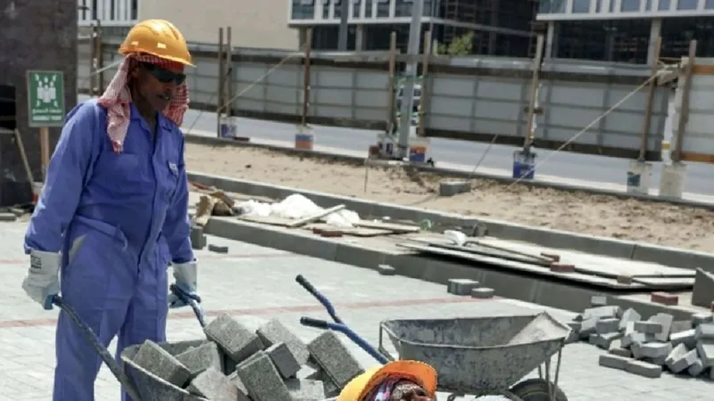 Công nhân xây dựng tại khu vực vùng Vịnh làm việc dưới sức nóng trên 40 độ C