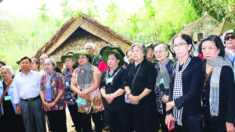 Các cựu tù chính trị trong chuyến hành trình “Theo chân Bác” tại Nghệ An