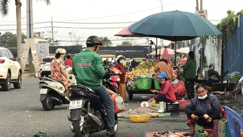 Chợ tự phát bủa vây chợ đầu mối Bình Điền