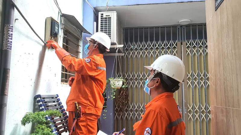 Nhân viên điện lực TPHCM kiểm tra sự cố điện tại nhà dân
