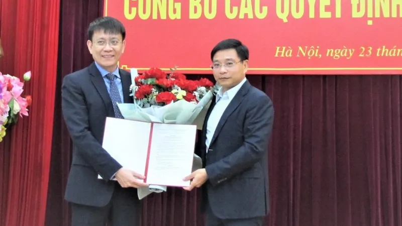 Bộ trưởng Bộ GTVT Nguyễn Văn Thắng trao quyết định bổ nhiệm ông Lê Đỗ Mười giữ chức Cục trưởng Cục Hàng hải Việt Nam