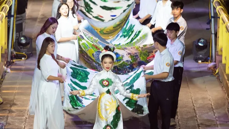 Trao bằng kỷ lục Việt Nam về áo dài cho Nhà thiết kế Phương Hồ