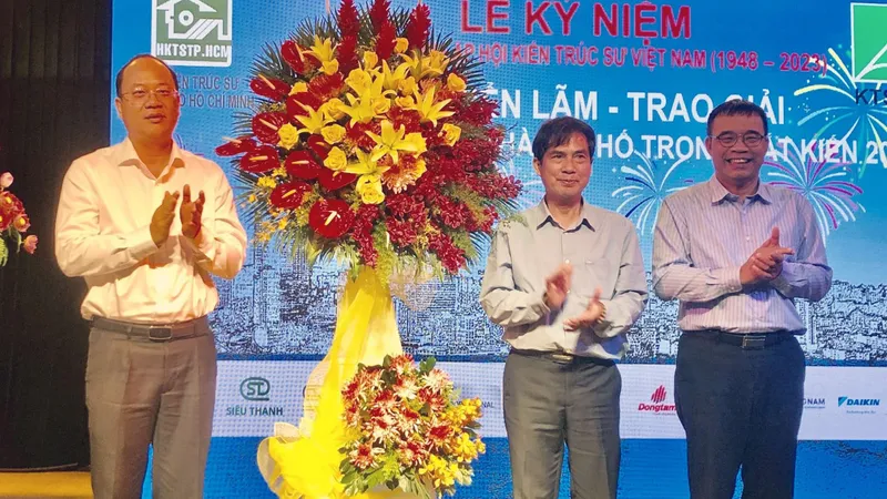 Phó Bí thư Thành ủy TPHCM Nguyễn Hồ Hải tặng hoa chúc mừng Hội Kiến trúc sư TPHCM. Ảnh: QUỐC HÙNG