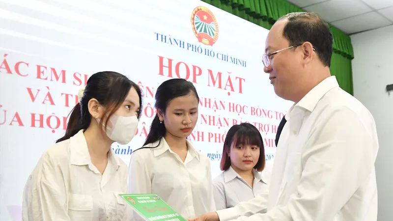 Phó Bí thư Thành ủy TPHCM Nguyễn Hồ Hải trao học bổng cho học sinh, sinh viên. Ảnh: VIỆT DŨNG 