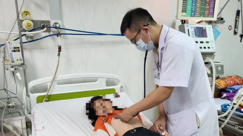 Các bệnh nhân bị ngộ độc do ăn nấm ve sầu đang được điều trị tại Bệnh viện Đa khoa vùng Tây Nguyên. Ảnh: MAI CƯỜNG