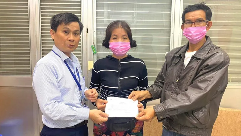 ThS Lê Minh Hiển trao số tiền của mạnh thường quân hỗ trợ cho gia đình người bệnh
