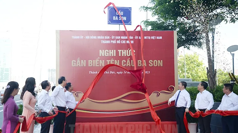 Các đại biểu thực hiện nghi thức đặt tên cầu Ba Son. Ảnh: thanhuytphcm
