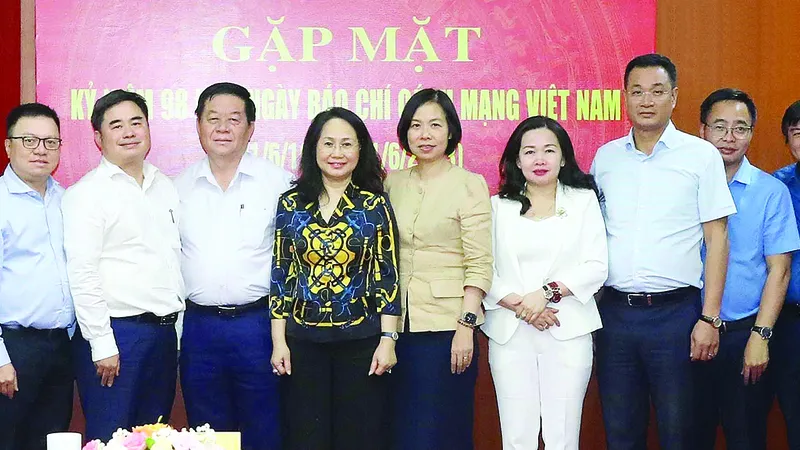 Trưởng Ban Tuyên giáo Trung ương Nguyễn Trọng Nghĩa với lãnh đạo các cơ quan báo chí chính trị chủ lực. Ảnh: TTXVN
