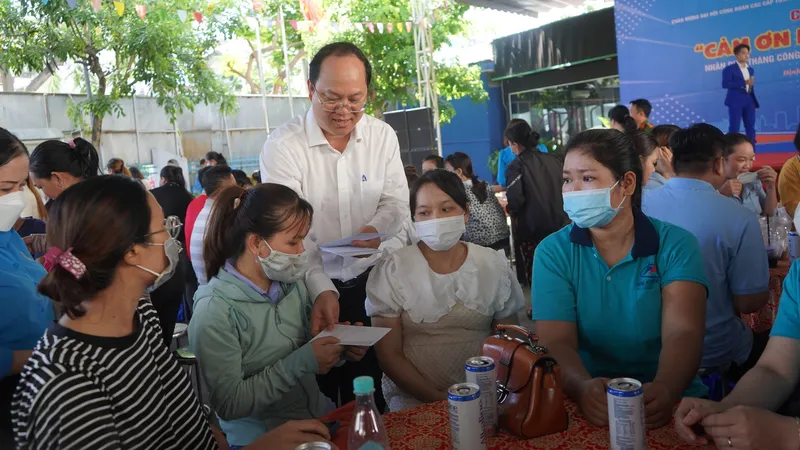 Phó Bí thư Thành ùy TPHCM Nguyễn Hồ Hải trao quà cảm ơn người lao động