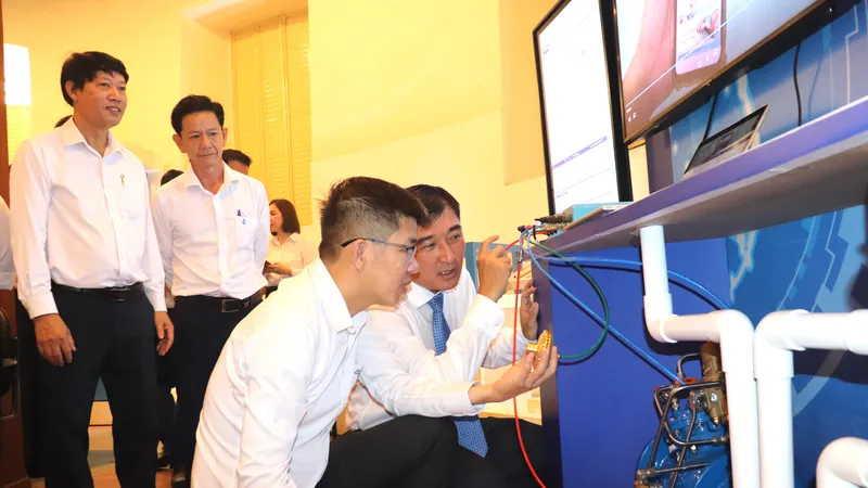 Đại diện Công ty CP Cấp nước Bến Thành giới thiệu về Trung tâm NOC đến đại biểu tại Tuần lễ Khoa học công nghệ và sáng tạo