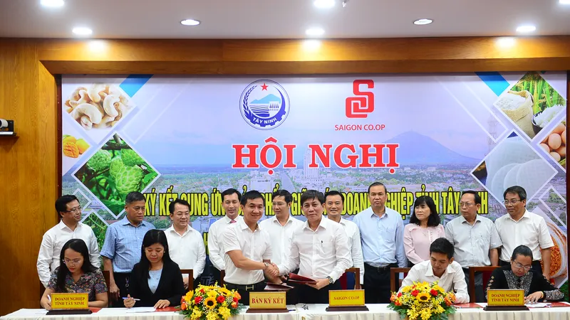 Đại diện Saigon Co.op ký kết hợp tác với các doanh nghiệp ở tỉnh Tây Ninh