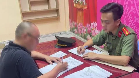 Công an làm việc với chủ tài khoản “Dung Dinh” là N.H.A.D..