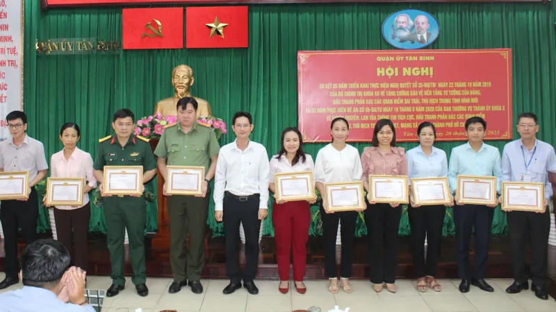 Ban Thường vụ Quận ủy Tân Bình tặng Giấy khen cho 12 tập thể thực hiện tốt Nghị quyết số 35-NQ/TW và Đề án số 05-ĐA/TU.