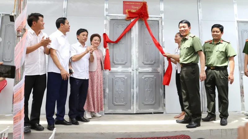 Đại diện Bộ Công an, tỉnh Hà Tĩnh và đơn vị đồng hành thực hiện lễ khánh thành nhà mới