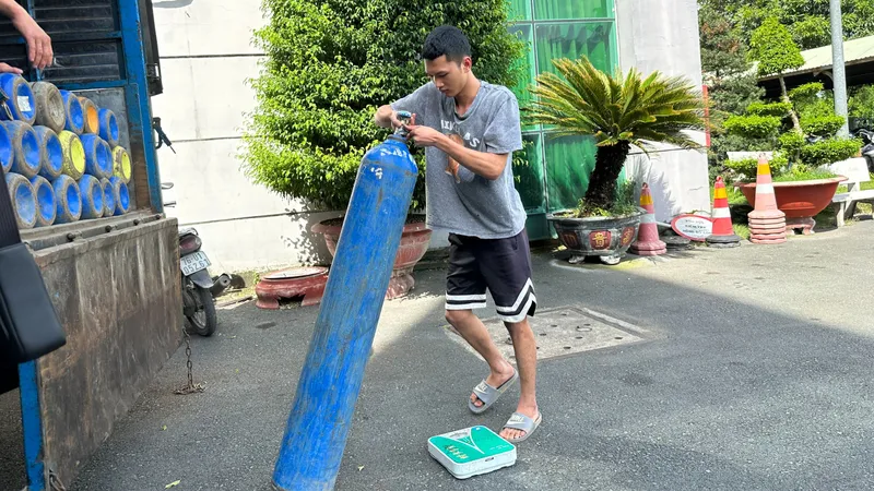 Công an khám xét kho hàng chứa 21 tấn khí cười 