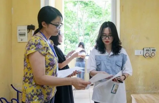 Thí sinh làm thủ tục dự thi tại Trường THPT Đoàn Kết, quận Hai Bà Trưng, Hà Nội, chiều 27-6. Ảnh: VIẾT CHUNG