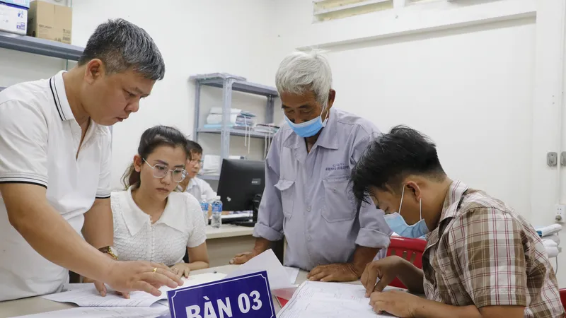 Công chức huyện Hóc Môn (TPHCM) giải quyết thủ tục bồi thường giải phóng mặt bằng đường Vành đai 3 cho người dân. Ảnh: NGÔ BÌNH