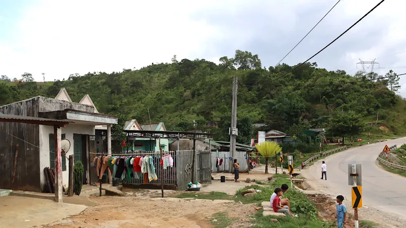 Người dân thôn Đông Lốc sống trong hành lang đường bộ, tiềm ẩn nhiều nguy hiểm nên mong muốn được chuyển đến khu tái định cư