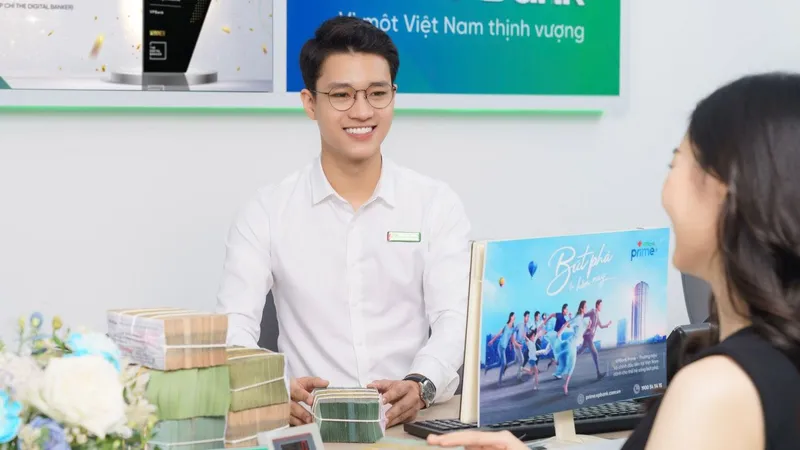 VPBank vừa bán 15% cổ phần cho Ngân hàng SMBC Nhật Bản (ảnh giao dịch tại VPbank). Ảnh: MINH HUY
