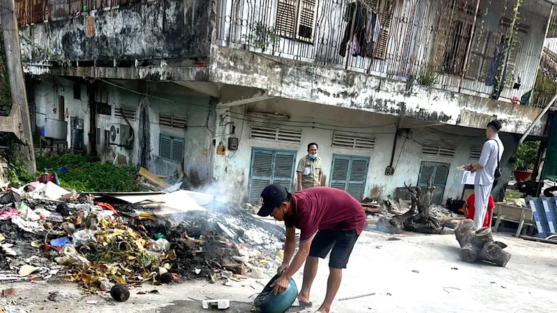 Người dân phường An Lạc, quận Bình Tân (TPHCM) vệ sinh môi trường diệt lăng quăng để phòng chống bệnh truyền nhiễm