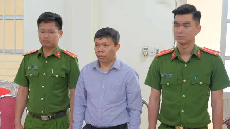 Cơ quan công an thi hành lệnh bắt bị can để tạm giam đối với Bùi Văn Hiệp. Ảnh: Công an TP Cao Bằng cung cấp