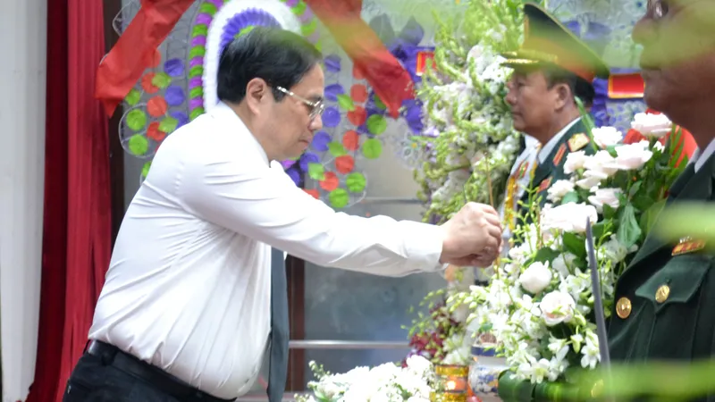 Thủ tướng Phạm Minh Chính cùng đoàn cán bộ Chính phủ viếng lễ tang đồng chí Lê Phước Thọ 