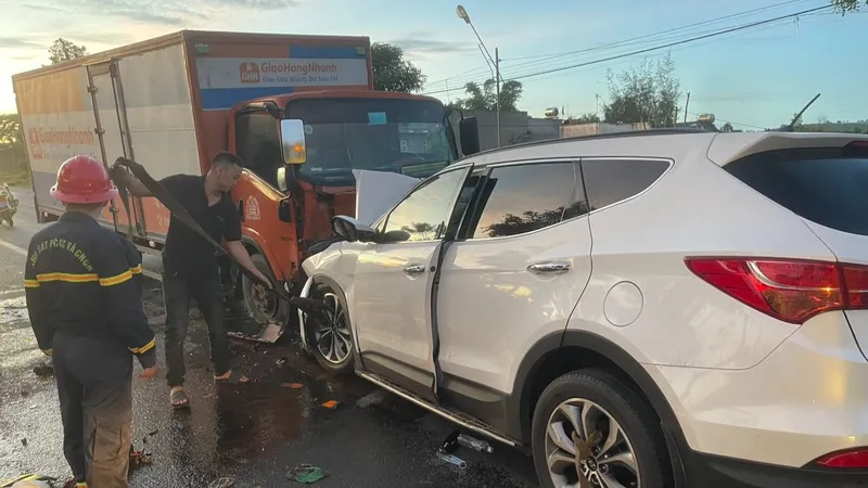 Xe du lịch tông trực diện xe tải, 3 người tử vong, 4 người bị thương