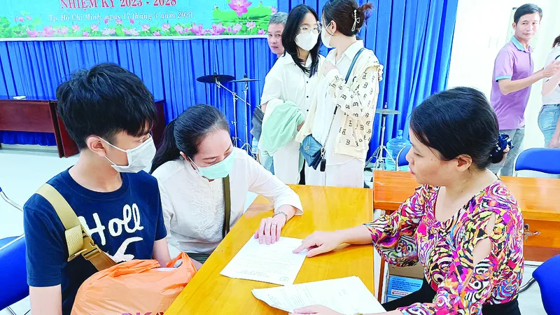 Phụ huynh và học sinh Trường THPT Bùi Thị Xuân (quận 1) nghe tư vấn chọn môn học vào sáng 11-7