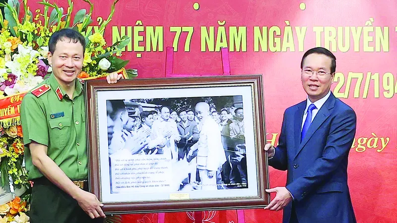 Chủ tịch nước Võ Văn Thưởng tặng bức ảnh Bác Hồ với cán bộ, chiến sĩ Công an nhân dân cho Cục An ninh chính trị nội bộ. Ảnh: TTXVN