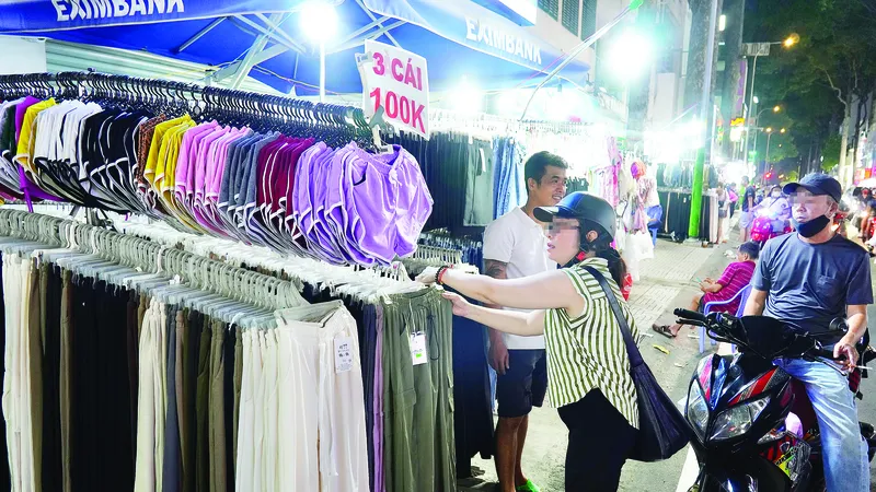 Mua bán lấn chiếm vỉa hè đường Nguyễn Trãi, phường 3, quận 5, TPHCM, tối 11-7. Ảnh: HƯNG TÙNG