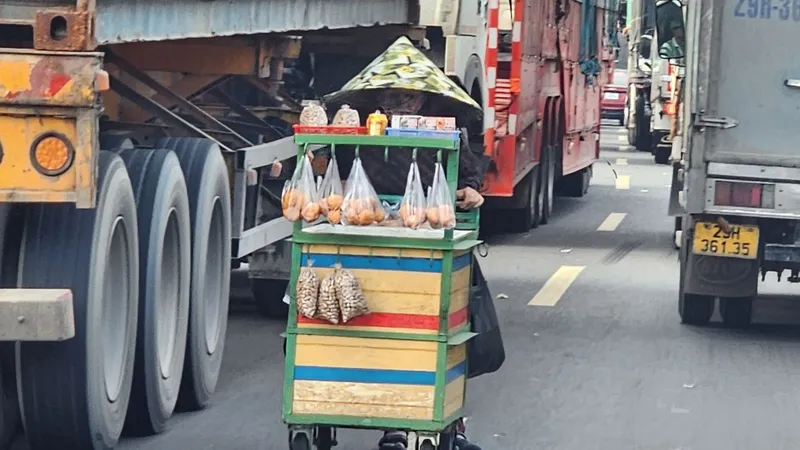 Bán hàng rong giữa làn đường xe tải