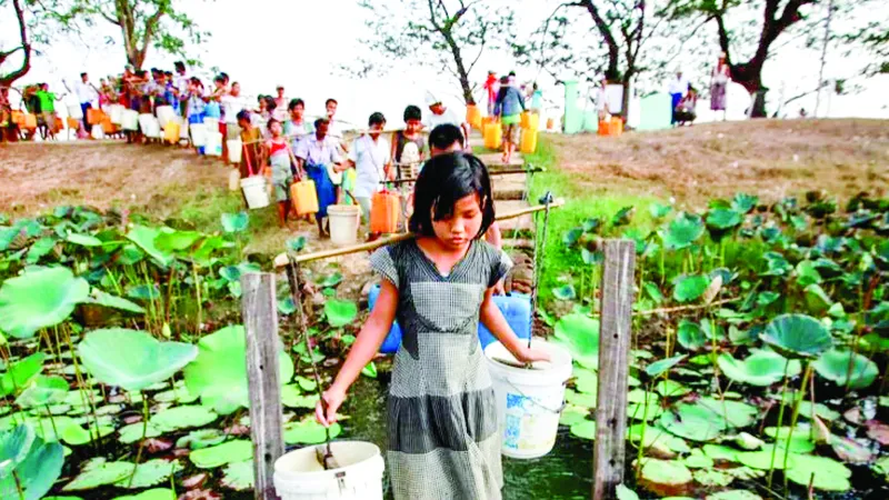 Người dân xếp hàng lấy nước tại hồ Yazarthingyan, gần Yangon, Myanmar. Ảnh: REUTERS 
