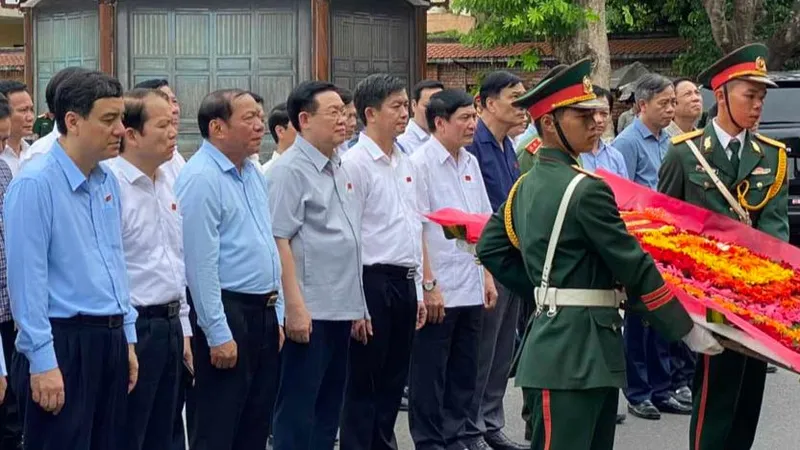 Chủ tịch Quốc hội Vương Đình Huệ dâng hương, tri ân các anh hùng liệt sĩ tại Quảng Trị