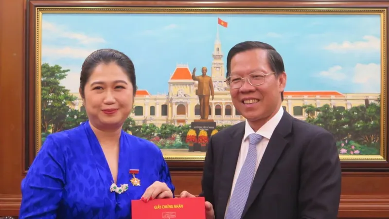 Chủ tịch UBND TPHCM Phan Văn Mãi trao tặng Huy hiệu và giấy chứng nhận Huy hiệu TPHCM cho Tổng Lãnh sự Malaysia Wong Chia Chiann. Ảnh: THỤY VŨ