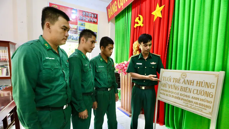 Cán bộ, chiến sĩ Đồn Biên phòng Long Bình (An Giang) ôn lại truyền thống anh hùng của đơn vị. Ảnh: DŨNG PHƯƠNG