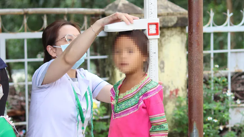 Khám tầm soát chậm tăng trưởng chiều cao và cân nặng cho trẻ tại huyện Đắk Glong, tỉnh Đắk Nông