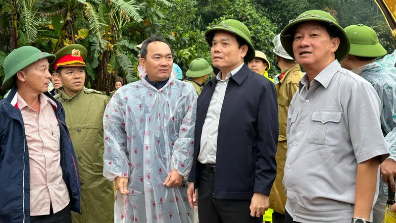 Phó Thủ tướng Chính phủ Trần Lưu Quang dẫn đầu đoàn công tác Chính phủ có mặt tại hiện trường xảy ra sự cố sạt lở trên đèo Bảo Lộc