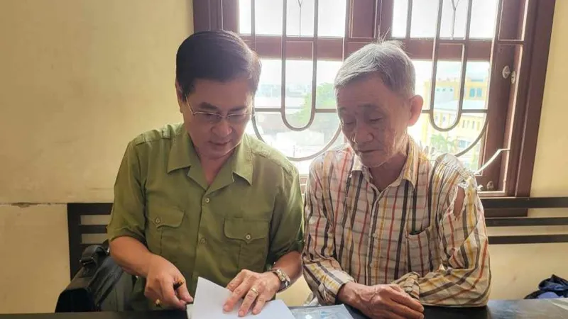 Ông Trịnh Dân Cường (phải) cùng người đại diện