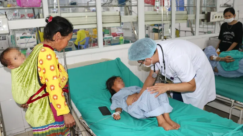 Các bác sĩ đang thăm khám cho 1 bệnh nhi bị ngộ độc do ăn quả hồng châu