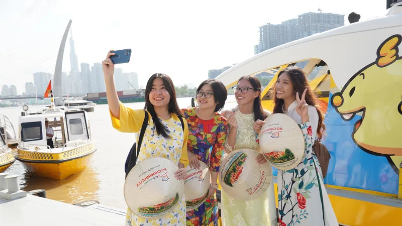 Khách du lịch hào hứng chụp ảnh tại lễ hội. Ảnh: HOÀNG HÙNG