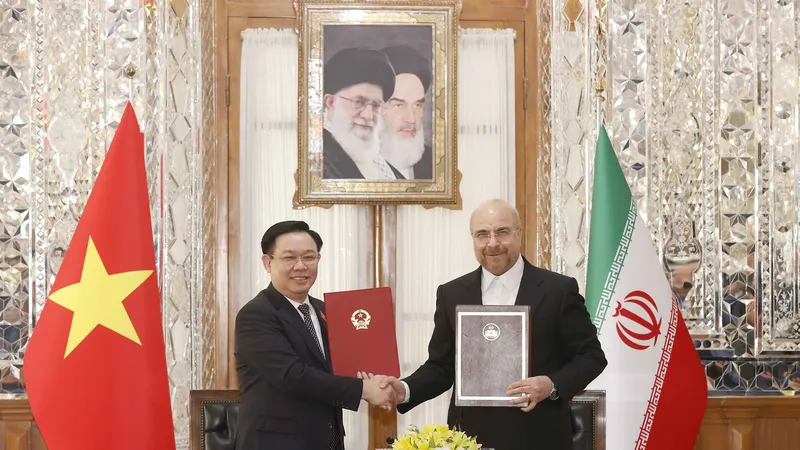 Chủ tịch Quốc hội Vương Đình Huệ và Chủ tịch Quốc hội Iran Mohammad Bagher Ghalibaf ký thỏa thuận hợp tác giữa Quốc hội hai nước. Ảnh: TTXVN