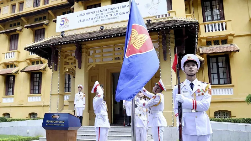 Lực lượng tiêu binh thực hiện nghi thức thượng cờ ASEAN tại Trụ sở Bộ Ngoại giao