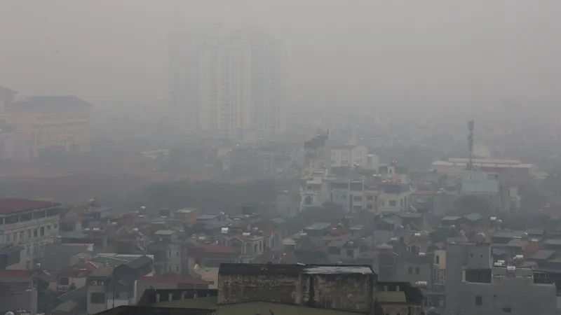 Hà Nội bất ngờ dày đặc sương mù