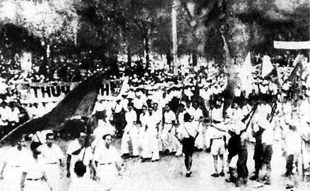 Giành chính quyền ở Sài Gòn ngày 25-8-1945. Ảnh tư liệu